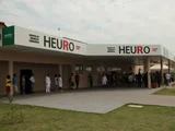 Criança de 5 anos pega a arma do pai e atira acidentalmente na cabeça do irmão de 2 anos