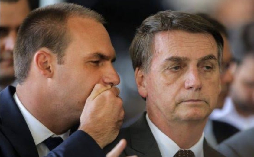 Eduardo Bolsonaro xinga o pai, Jair Bolsonaro, em mensagens reveladas pela PF