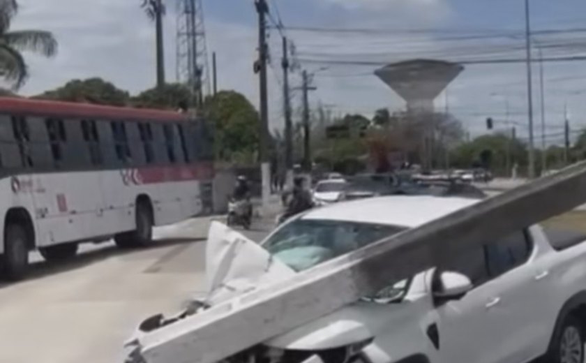 Carro bate em poste e derruba estrutura na Cidade Universitária
