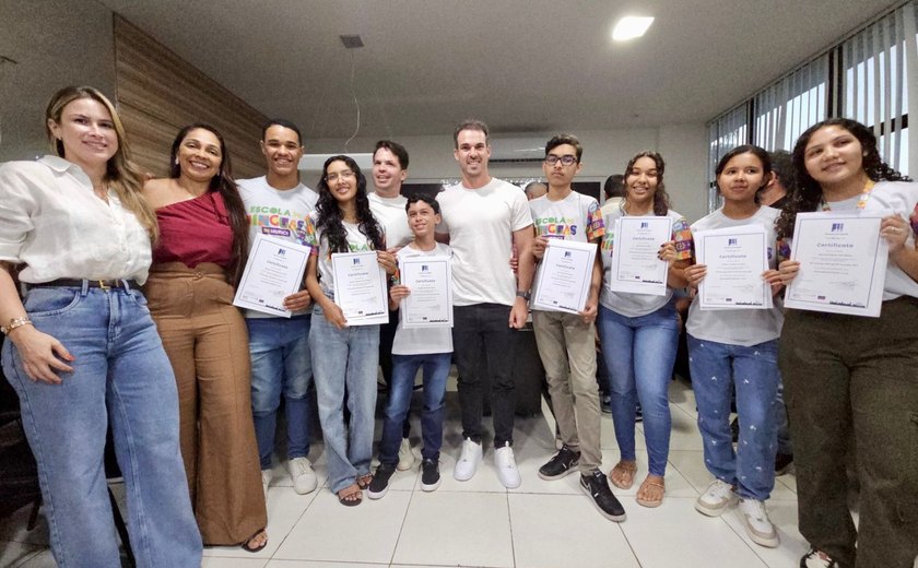 Olavo Neto entrega certificados para alunos da segunda turma da Escola de Línguas que fizeram imersão em Londres