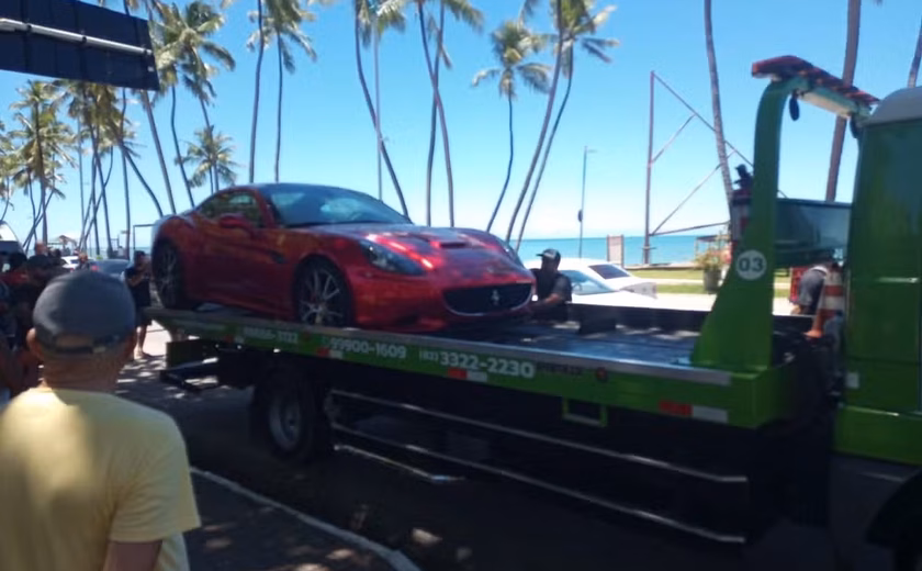 Ferrari pichada e adulterada é guinchada na Ponta Verde, em Maceió