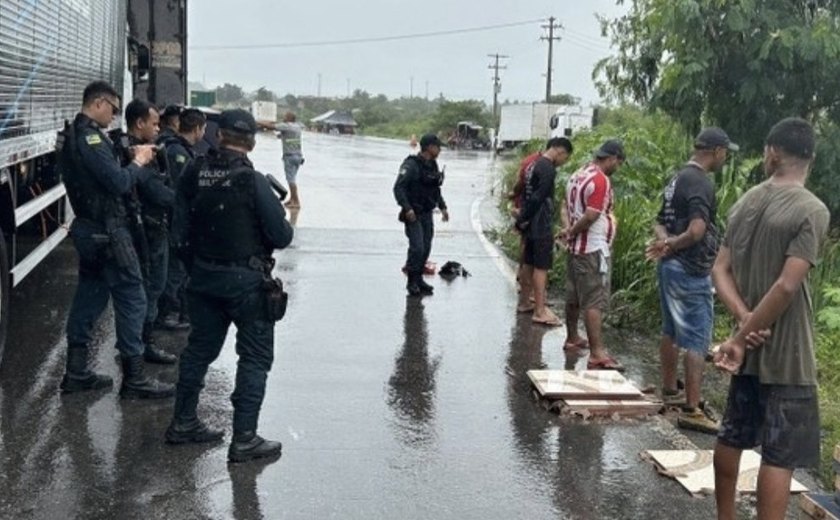 Polícia Militar evita saque de carga após acidente na BR-101