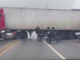 Motociclista sobrevive após cair embaixo de carreta na Via Expressa, em Maceió