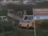 Ônibus escolar tomba em estrada rural de Alagoas; crianças sofrem escoriações leves