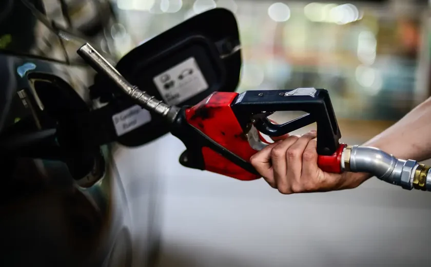 Petrobras reduz preço do diesel às distribuidoras amanhã