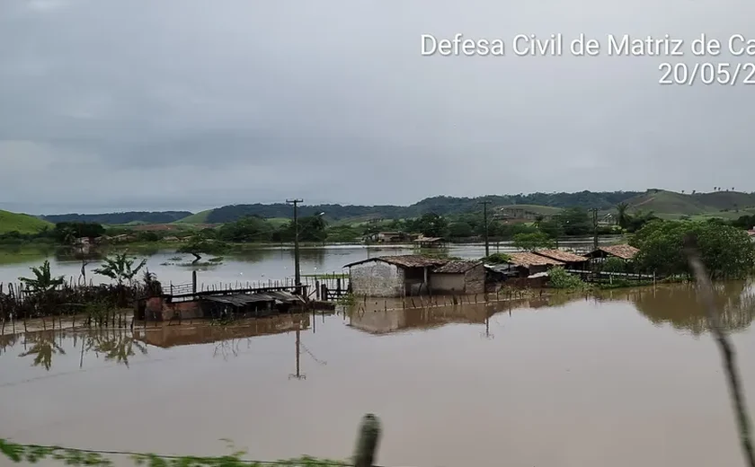 Cheia do Rio Camaragibe provoca alagamentos e atinge casas em Alagoas