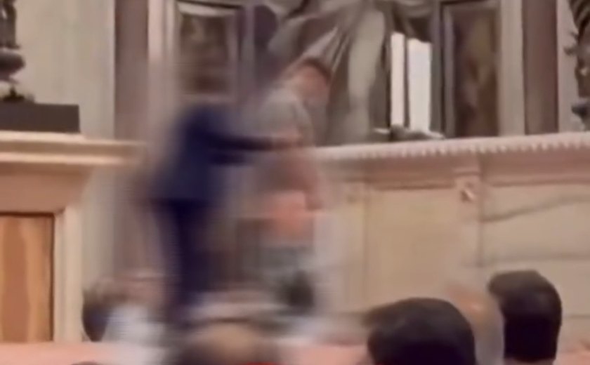 Papa ordena purificação de altar após homem urinar em basílica no Vaticano