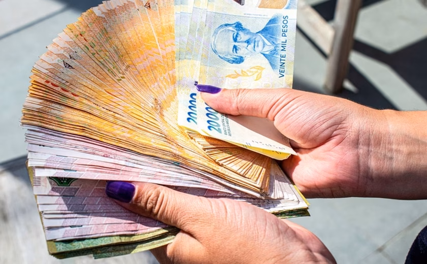 Mulher recebe por engano R$ 2,4 milhões e gasta tudo em um dia