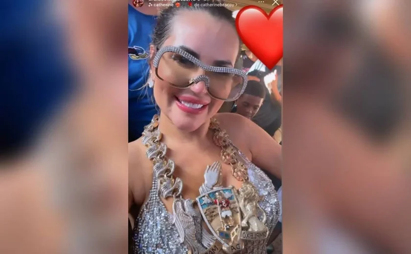 Deolane Bezerra posta foto com colar de chefe do tráfico e vira alvo da polícia