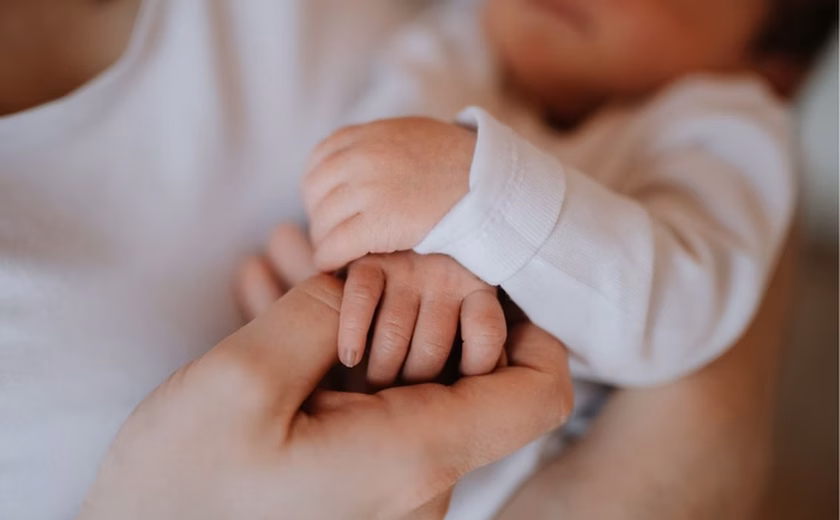 Mulher trans consegue direito de constar como mãe na certidão do filho