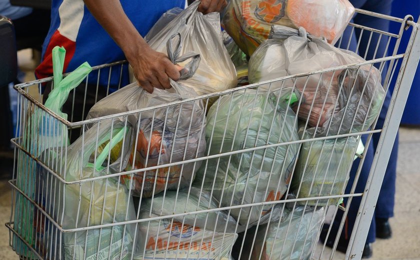Custo da cesta básica sobe em 14 capitais brasileiras em março