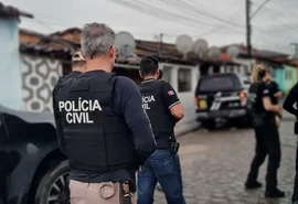 Mãe é presa por corrupção de menores e filha adolescente apreendida por tráfico