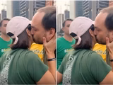Michelle e Carlos Bolsonaro surpreendem com abraço e beijo durante ato