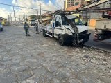 Caminhão com três ocupantes colide em poste na Menino Marcelo