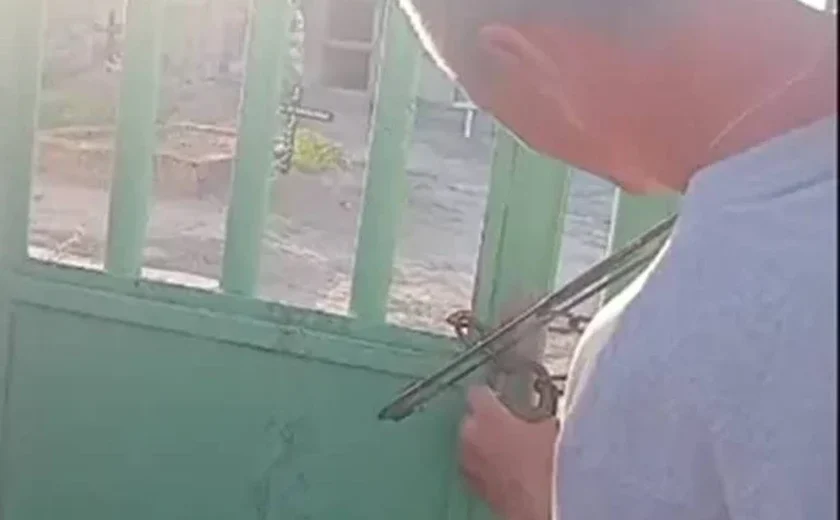 Família encontra cemitério trancado e arromba cadeado para enterrar parente em Boca da Mata