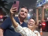 Bolsonaro viraliza após tirar foto com apoiadora parecida com a primeira-dama Janja