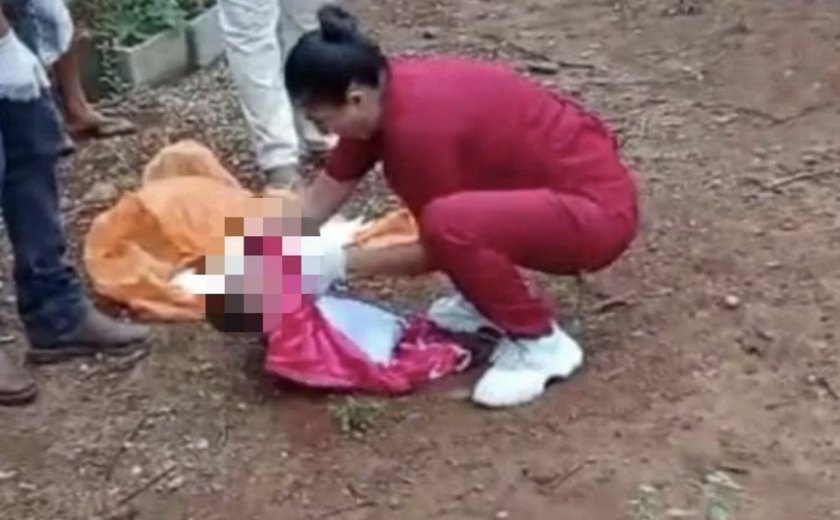 Bebê é abandonado e atacado por cães em MG; adolescente e família são presos