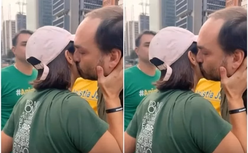 Michelle e Carlos Bolsonaro surpreendem com abraço e beijo durante ato