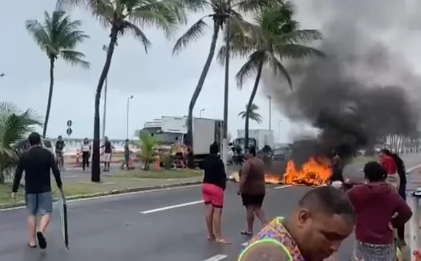 Moradores bloqueiam Avenida Assis Chateaubriand em protesto contra falta de energia em Maceió
