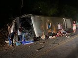 Tragédia na BR-423: Ônibus de sacoleiros tomba no Agreste de Pernambuco e deixa mais de 10 mortos
