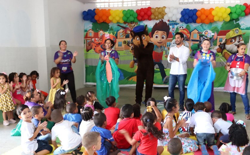 Volta às aulas: Estudantes da rede municipal de Santana do Mundaú recebem kits escolares