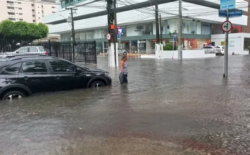 Após chuvas, 65% das praias de Maceió estão impróprias para banho, alerta IMA