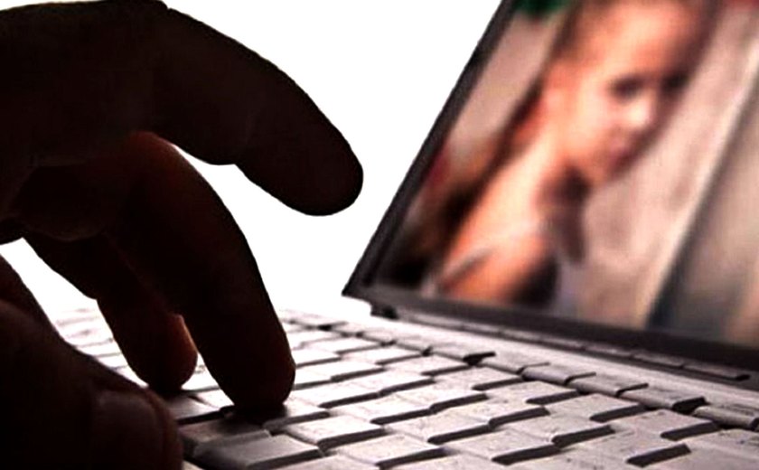 Preso por pornografia infantil, homem conduzia criança na garupa de moto no momento da abordagem