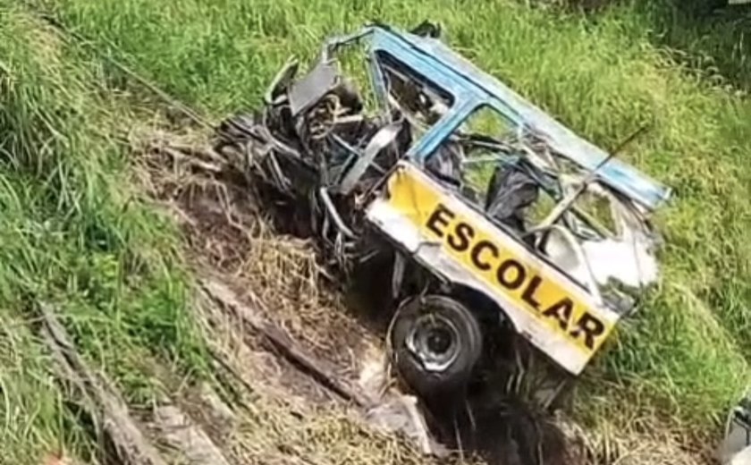 Ônibus acidentado na Serra da Barriga é removido em partes após desafios operacionais