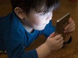 Uso excessivo de telas pode provocar sintomas semelhantes ao autismo em crianças, alertam especialistas