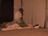 Jovem ajoelha e ora por morador de rua nos EUA e comove milhares nas redes sociais