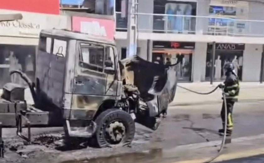 Caminhão pega fogo e carga é destruída em Maceió