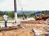 Prefeito de Santana do Mundaú acompanha obras de pavimentação no Residencial Jussara