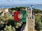 Portugal aprova lei que endurece regras para imigrantes, afetando brasileiros