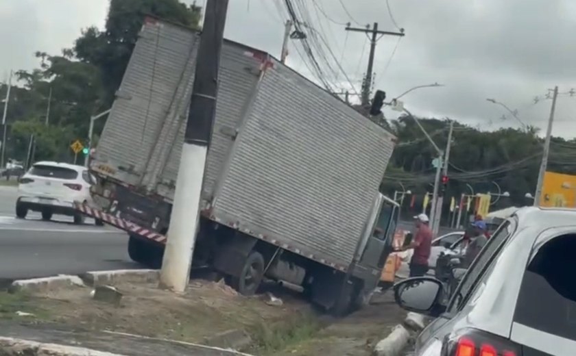 Caminhão sai da pista e termina no acostamento em Maceió