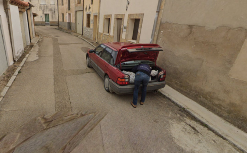 Google Maps flagra cadáver sendo colocado em carro e resolve investigação policial