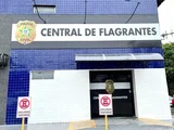 Homem agride esposa e é imobilizado pelos filhos até a chegada da polícia