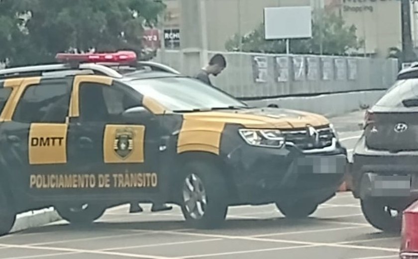 Acidente entre carro e moto na Jatiuca deixa jovem de 25 hospitalizada