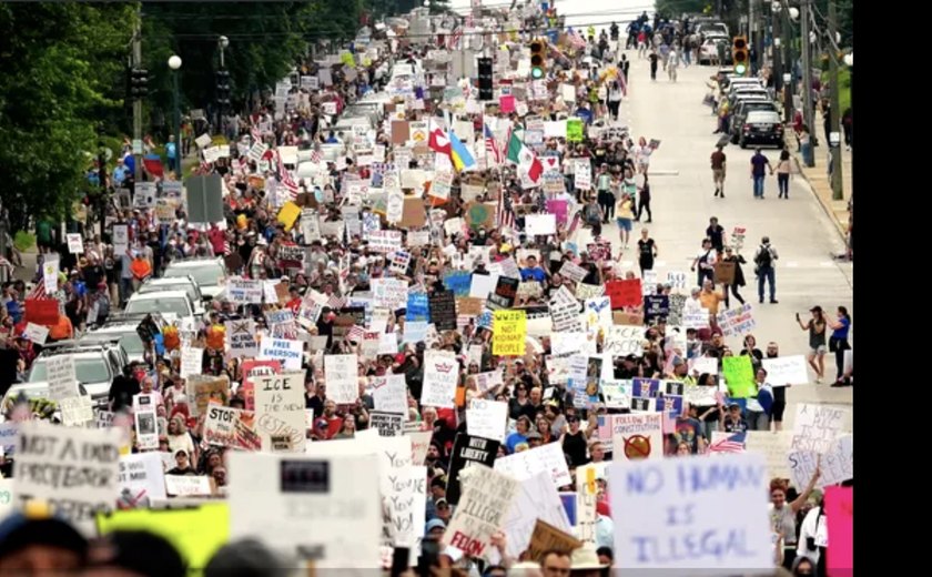 Manifestações contra Donald Trump tomam ruas dos EUA em meio a celebrações do aniversário do Presidente