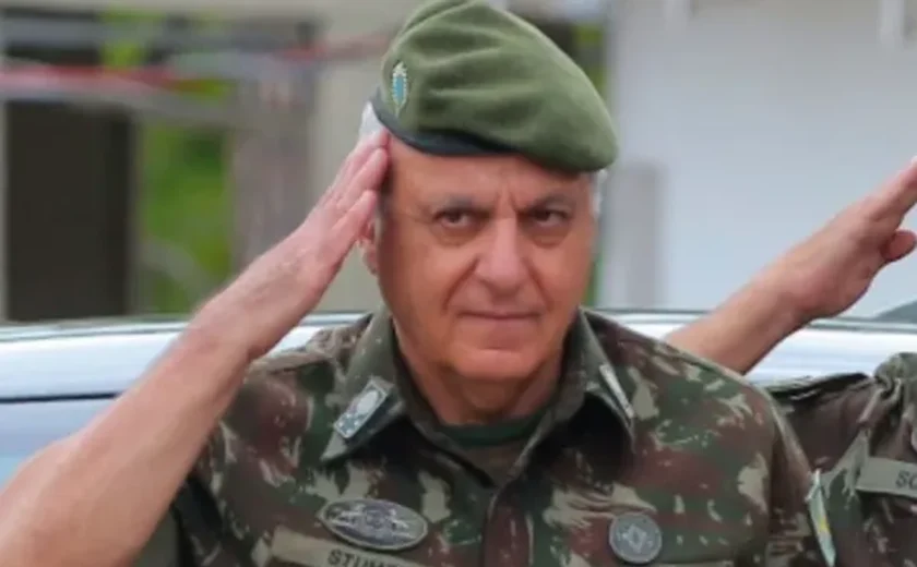 General atacado por militares radicais por barrar golpe de estado rompe silêncio