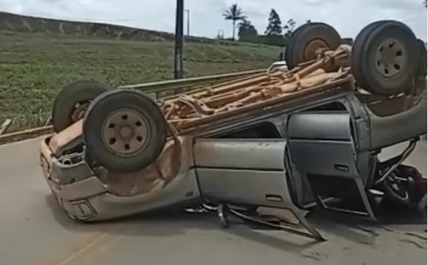 Zona10 Em Ibateguara Hilux Capota E Ocupantes Saem Ilesos Do Acidente