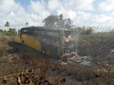 Ônibus de turismo pega fogo após atolar em estrada de barro, em Marechal Deodoro