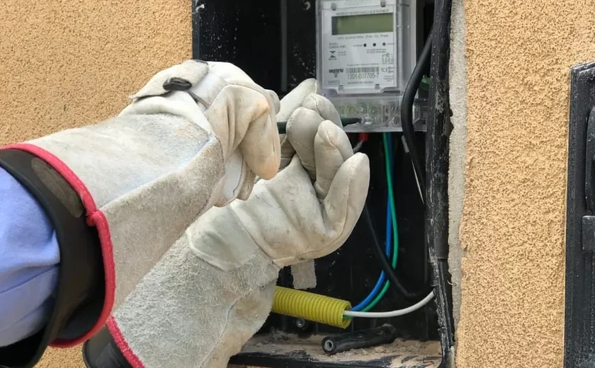 Homem ameaça funcionários da Equatorial com faca após aviso de corte de energia em Maceió