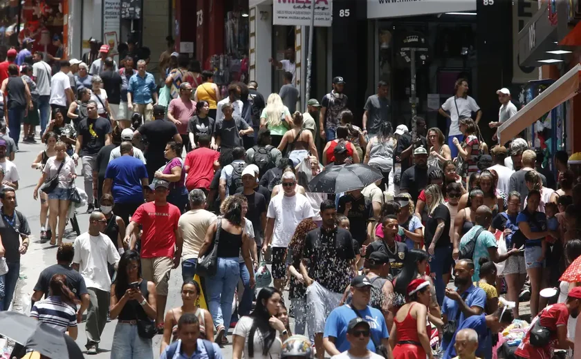 População brasileira chega a 213,4 milhões em julho de 2025