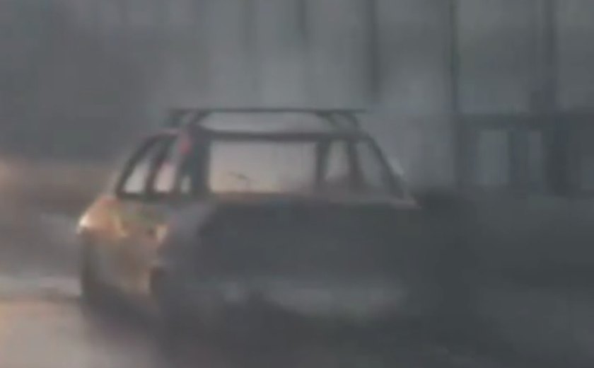 Carro é destruído por incêndio intencional na Ponte do Reginaldo, em Maceió