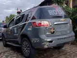 Homem leva paulada do próprio filho e é preso após tentar esfaquear companheira