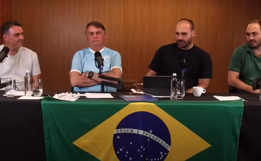 PF fez buscas contra Carlos em casa onde Bolsonaro fez live; ex-presidente e filhos deixaram o local de barco