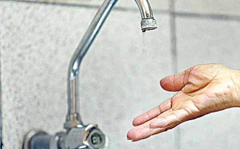 Verde Alagoas: reparo em adutora paralisa abastecimento no Centro da cidade