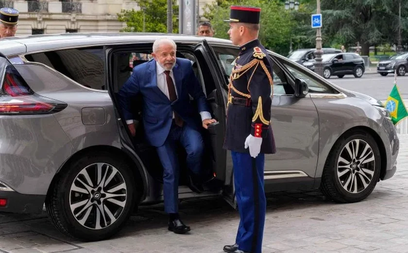 Lula alerta para os riscos da inteligência artificial e propõe governança global durante cerimônia na França
