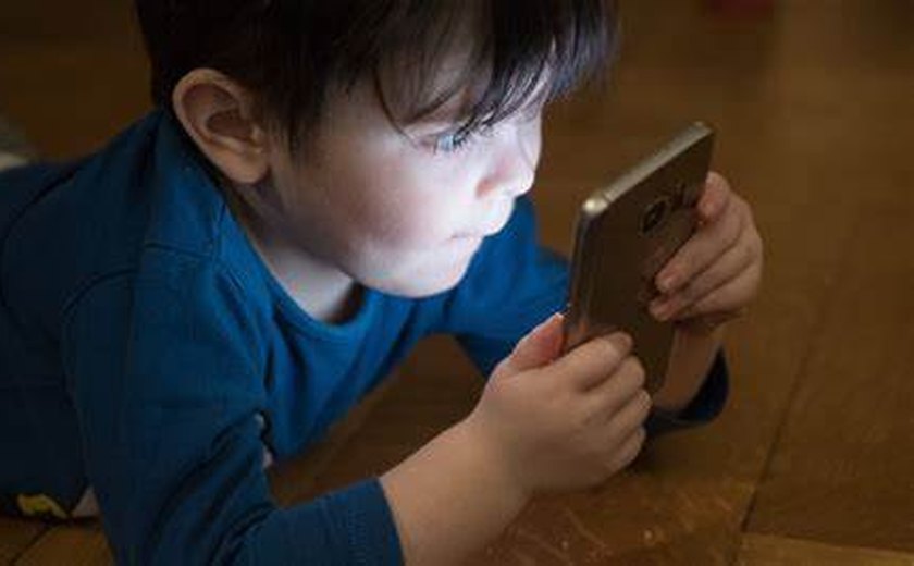 Uso excessivo de telas pode provocar sintomas semelhantes ao autismo em crianças, alertam especialistas