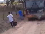 Ônibus escolar pega fogo em São José da Tapera, AL, e alunos tentam apagar chamas com baldes d'água